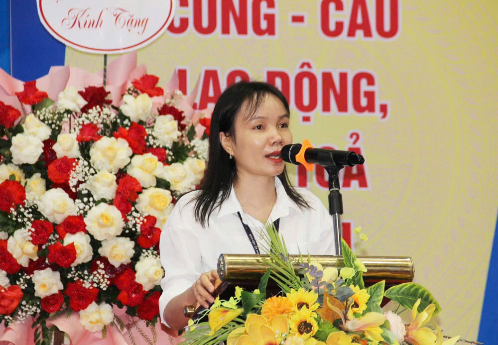 Bà Tạ Thị Loan – Trưởng phòng Nhân sự của Tập đoàn KHKT Hồng Hải phát biểu tại sự kiện. 