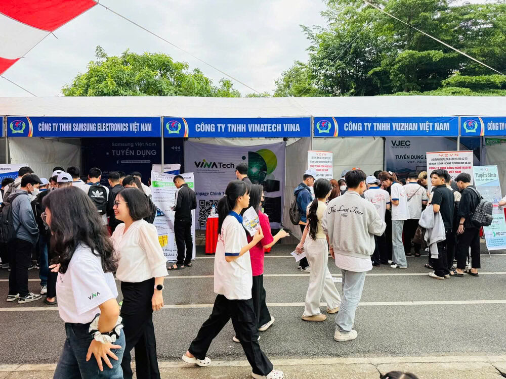 Nhiều doanh nghiệp tới trường tuyển dụng nhân sự tại BCEC. 