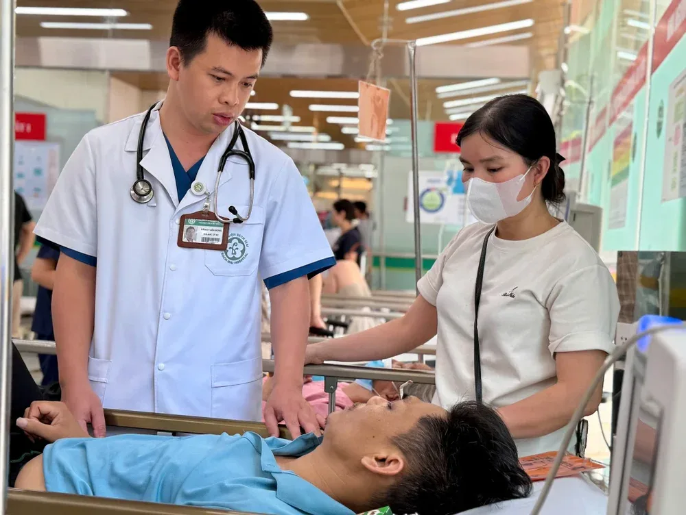 Nắng nóng kéo dài, người già nhập viện tăng mạnh