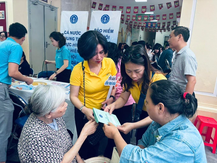 Thêm “lực đỡ” cho người già, người yếu thế