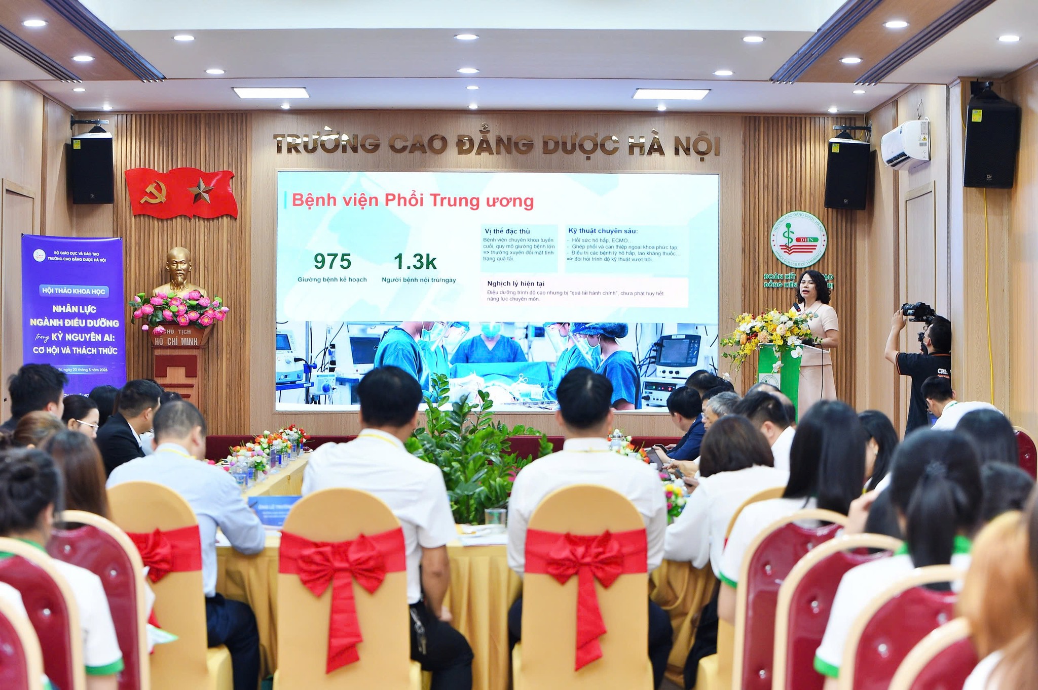 Bà Nguyễn Thị Bích Nga – Trưởng phòng Điều dưỡng, Bệnh viện Phổi Trung ương chia sẻ và đối thoại cùng sinh viên về nghề Điều dưỡng trong kỷ nguyên AI.