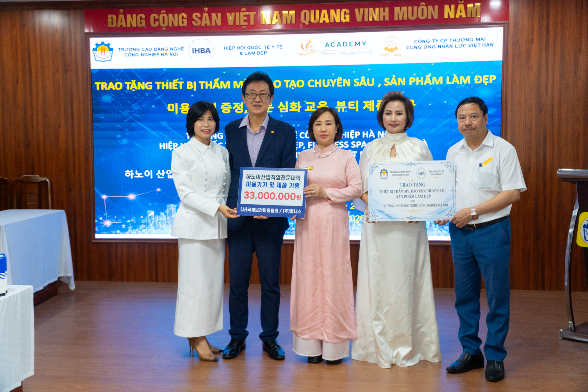 Đại diện lãnh đạo HNIVC nhận bàn giao thiết bị làm đẹp được tài trợ từ đối tác, doanh nghiệp. 