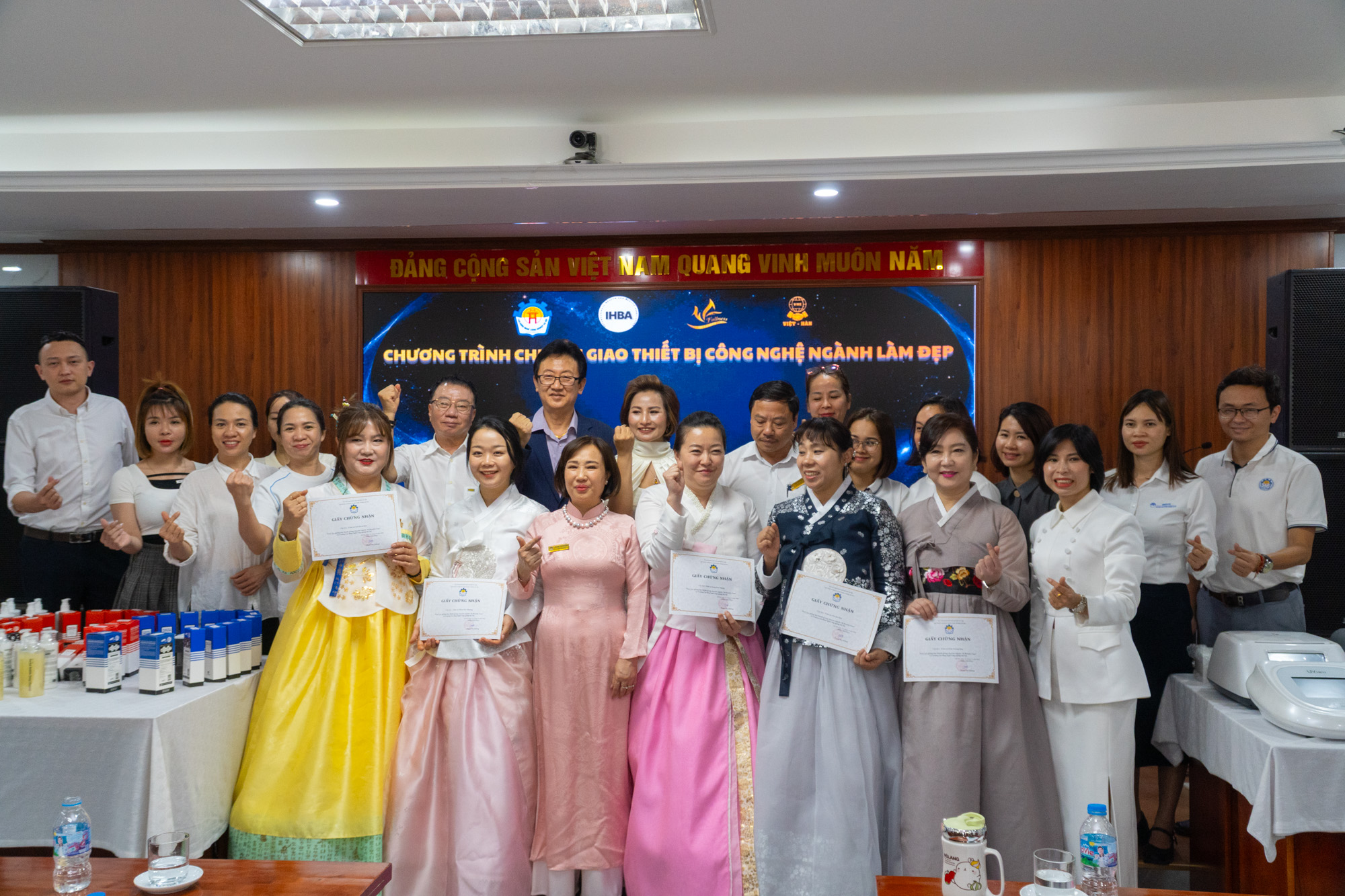 Nhà trường trao Giấy chứng nhận cho các giáo sư thỉnh giảng đến từ Hiệp hội Quốc tế Y tế và Làm đẹp Hàn Quốc. 