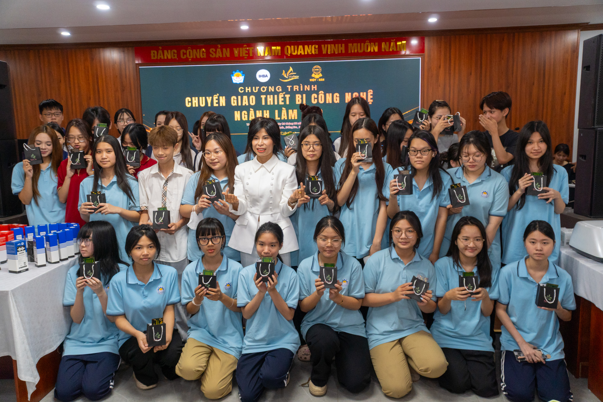 HSSV HNIVC hào hứng với chương trình đào tạo nghề làm đẹp với mô hình đào tạo gắn kết cùng doanh nghiệp 