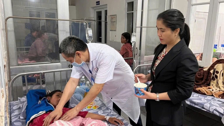 Quảng Trị: Gần 50 người nghi ngộ độc sau khi ăn bánh mì ở Tân Lập