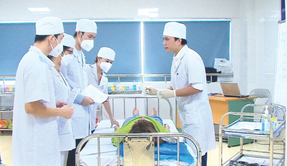 Phối hợp đào tạo giữa nhà trường và doanh nghiệp là mục tiêu đào tạo nguồn nhân lực y tế chất lượng cao. 