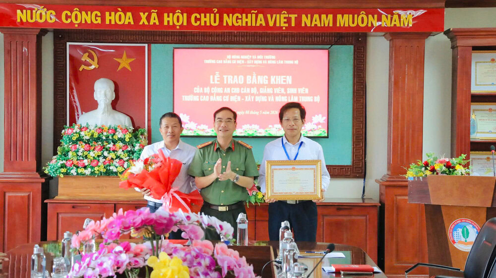 Bộ Công an trao Bằng khen cho Trường Cao đẳng Cơ điện – Xây dựng và Nông Lâm Trung Bộ