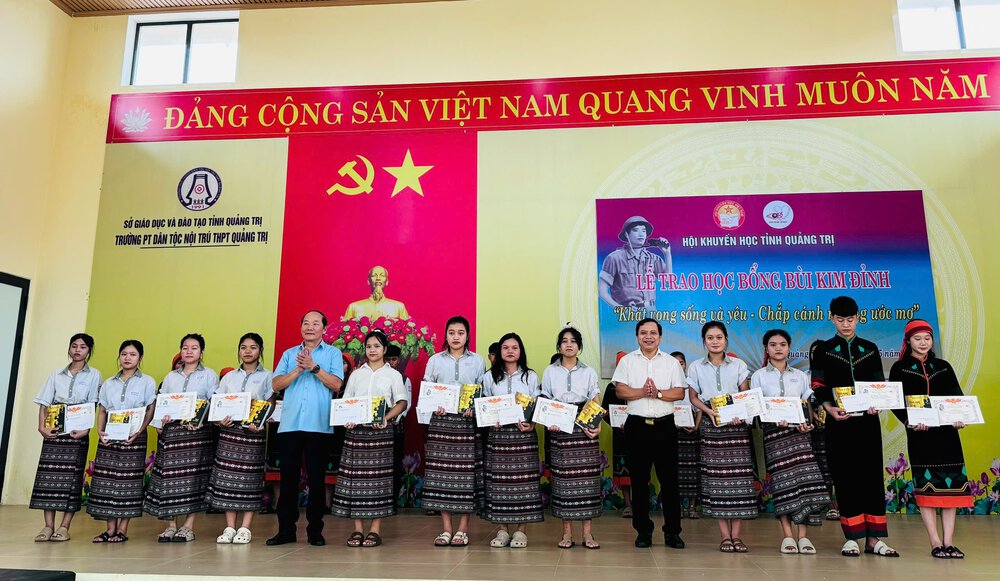 Trao học bổng Bùi Kim Đỉnh cho học sinh nghèo vượt khó tại Quảng Trị