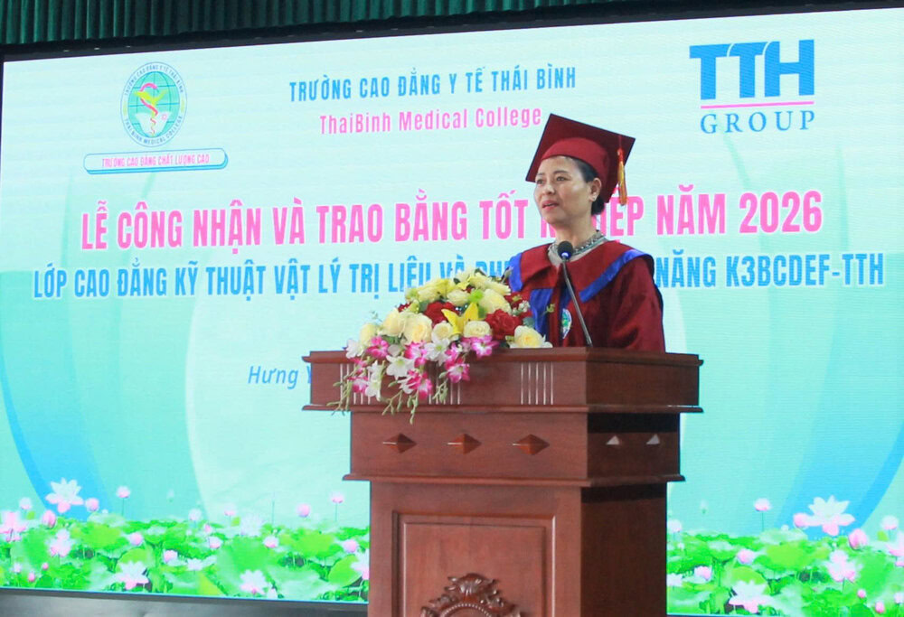 TS. Nguyễn Thị Thu Dung, Hiệu trưởng CĐ Y tế Thái Bình phát biểu tại buổi lễ. 