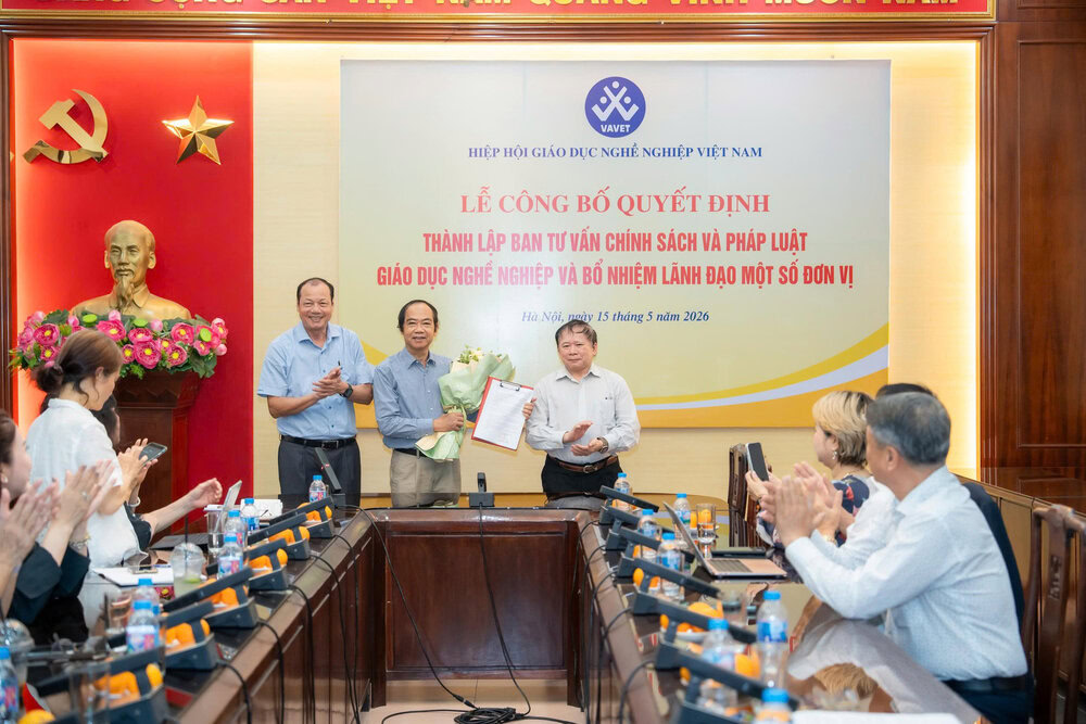 PGS.TS Bùi Thế Dũng (giữa) giữ chức Trưởng ban Tư vấn Chính sách và Pháp luật về Giáo dục nghề nghiệp.
