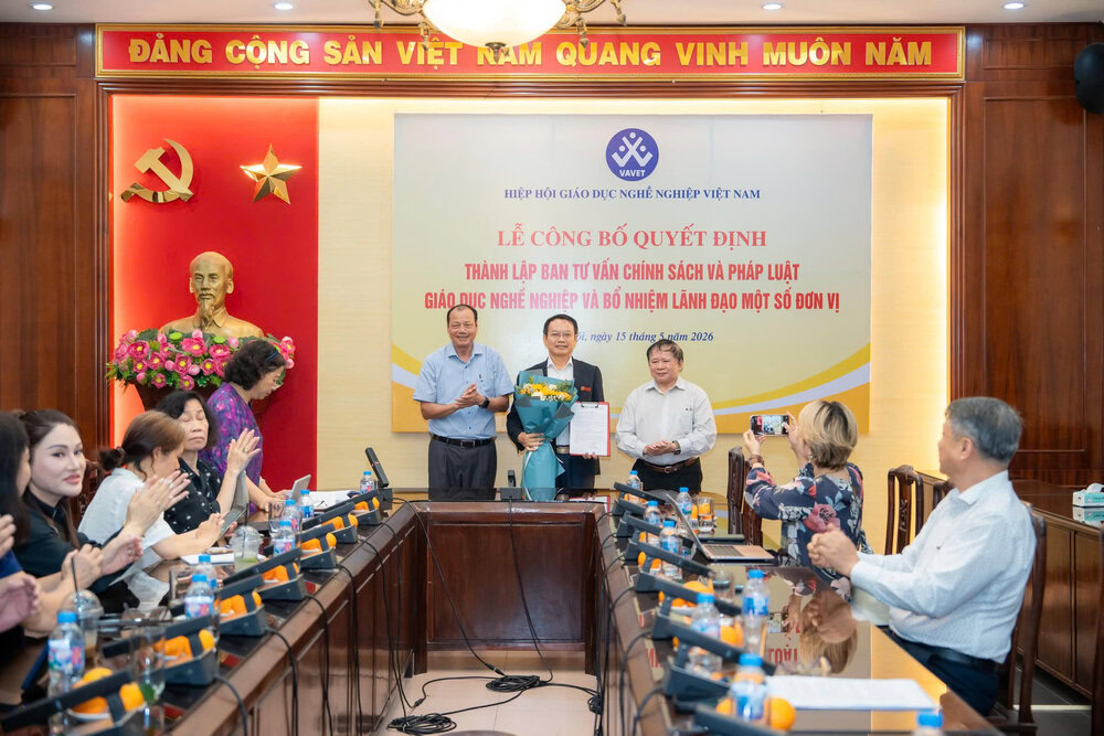 Lãnh đạo Hiệp hội trao Quyết định bổ nhiệm cho ông Phạm Xuân Khánh - Chủ tịch Chi hội đào tạo và phát triển nghề làm đẹp Việt Nam.