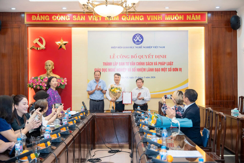 Lãnh đạo Hiệp hội trao Quyết định bổ nhiệm và chúc mừng ông Tô Xuân Giao - Trưởng VP Hiệp hội tại TP.Hồ Chí Minh. 