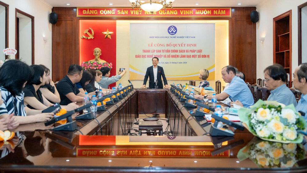 TS. Phạm Xuân Khánh - Tân Chủ tịch Chi hội đào tạo và phát triển nghề làm đẹp Việt Nam phát biểu và đưa ra kế hoạch hành động. 