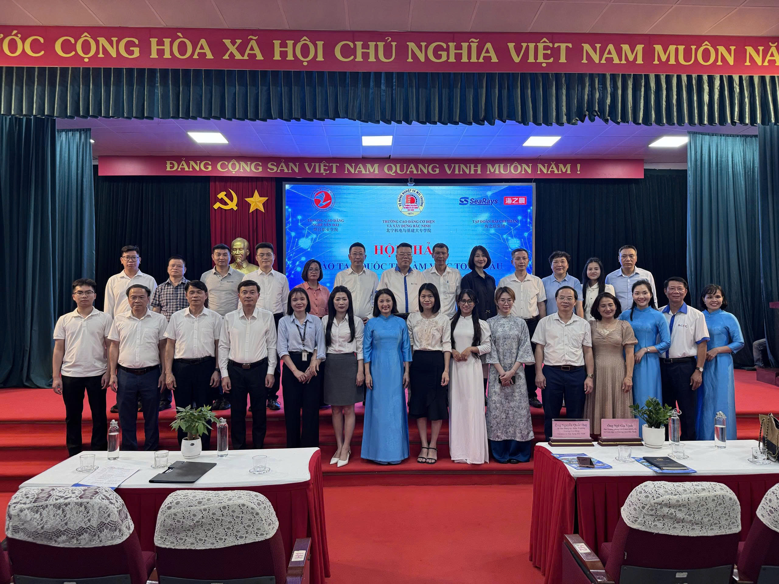 Đại diện lanh đạo trường BCEC, CĐN Yên Đài (Trung Quốc) và lãnh đạo doanh nghiệp Hải Chi Thần chụp ảnh lưu niệm.