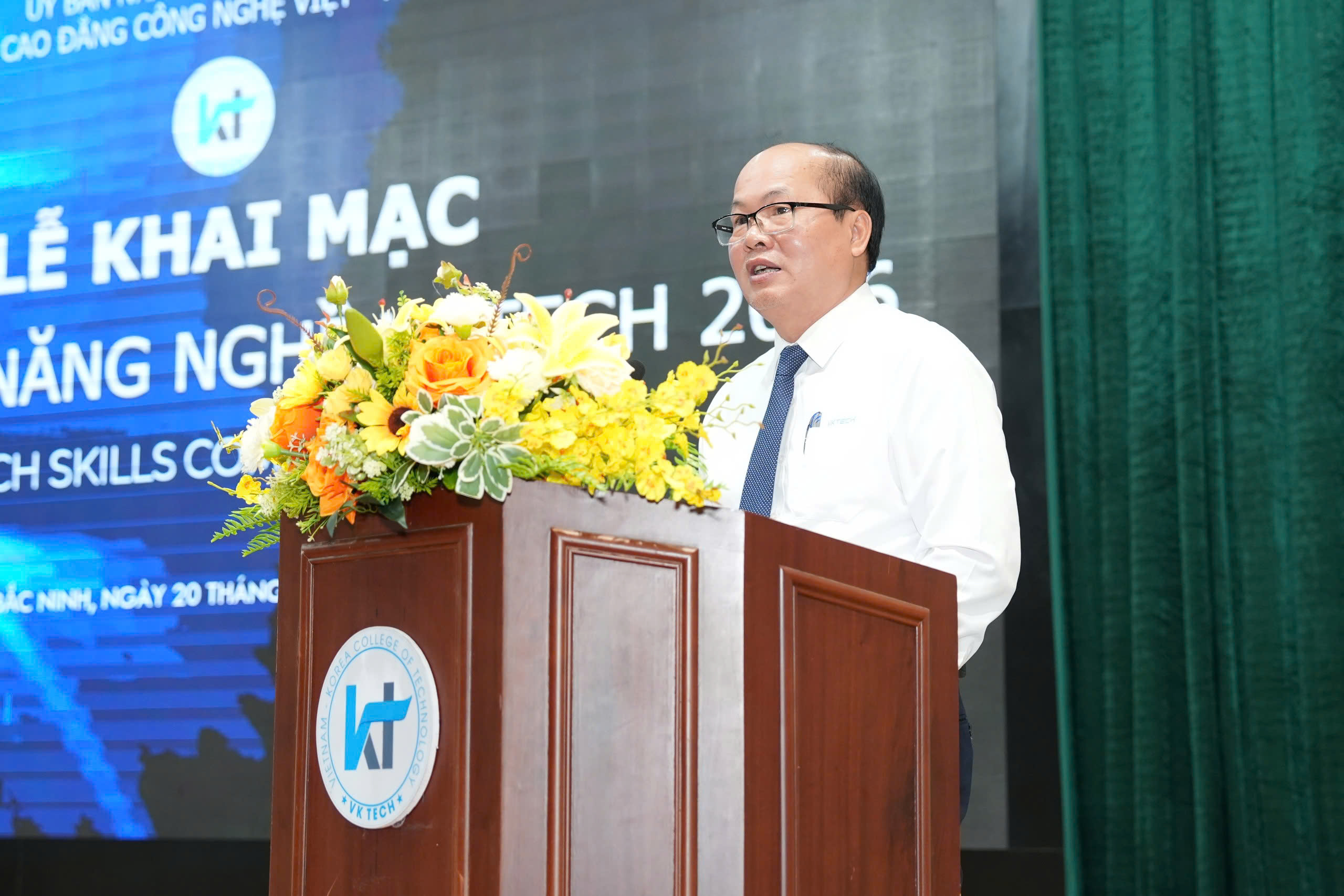 Ông Nguyễn Công Thông, Hiệu trưởng nhà trường phát biểu tại lễ khai mạc kỳ thi.