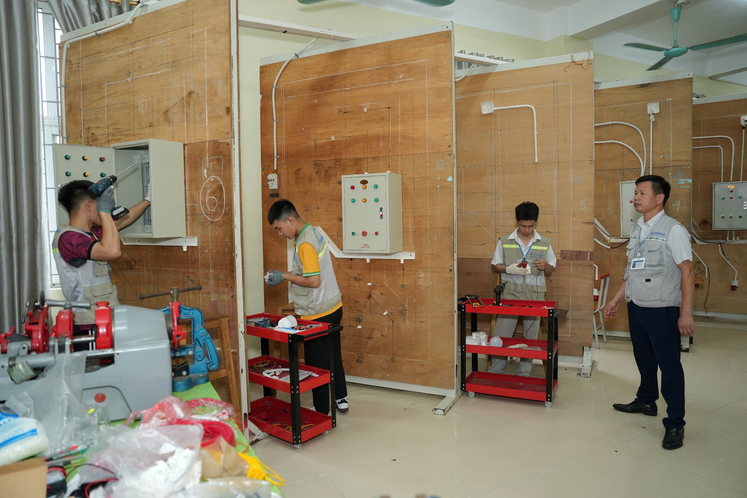 Thí sinh dự thi nghề Điện