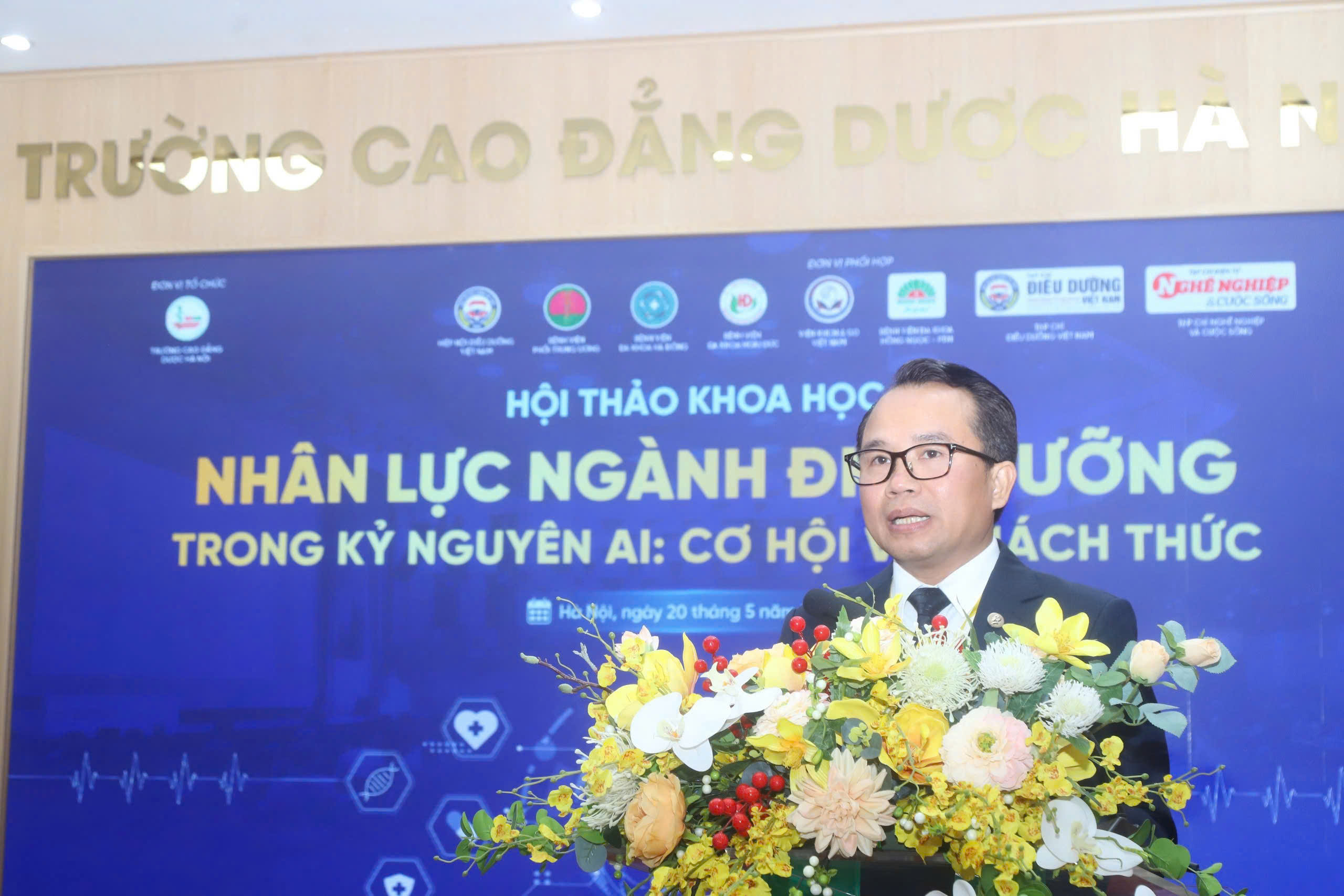 Thầy Đường Xuân Tùng – Hiệu trưởng Trường Cao đẳng Dược Hà Nội phát biểu khai mạc sự kiện.
