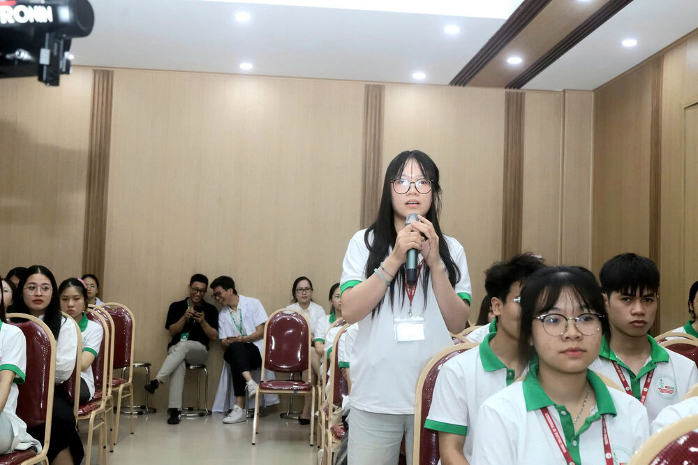 Sinh viên ngành Điều dưỡng trường CĐ Dược Hà Nội tại buổi tọa đàm, học hỏi từ các chuyên gia giàu kinh nghiệm.