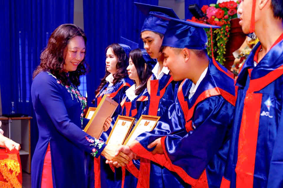 TS.Trương Huỳnh Như, Hiệu trưởng Cao đẳng Kỹ thuật Công nghệ Bà Rịa - Vũng Tàu trao bằng tốt nghiệp cho các tân kỹ sư thực hành.
