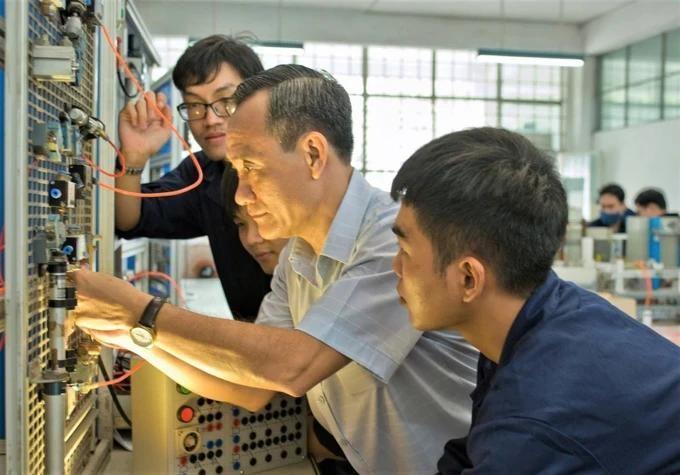 Xây dựng trung học nghề thành một hướng giáo dục chất lượng và có giá trị xã hội