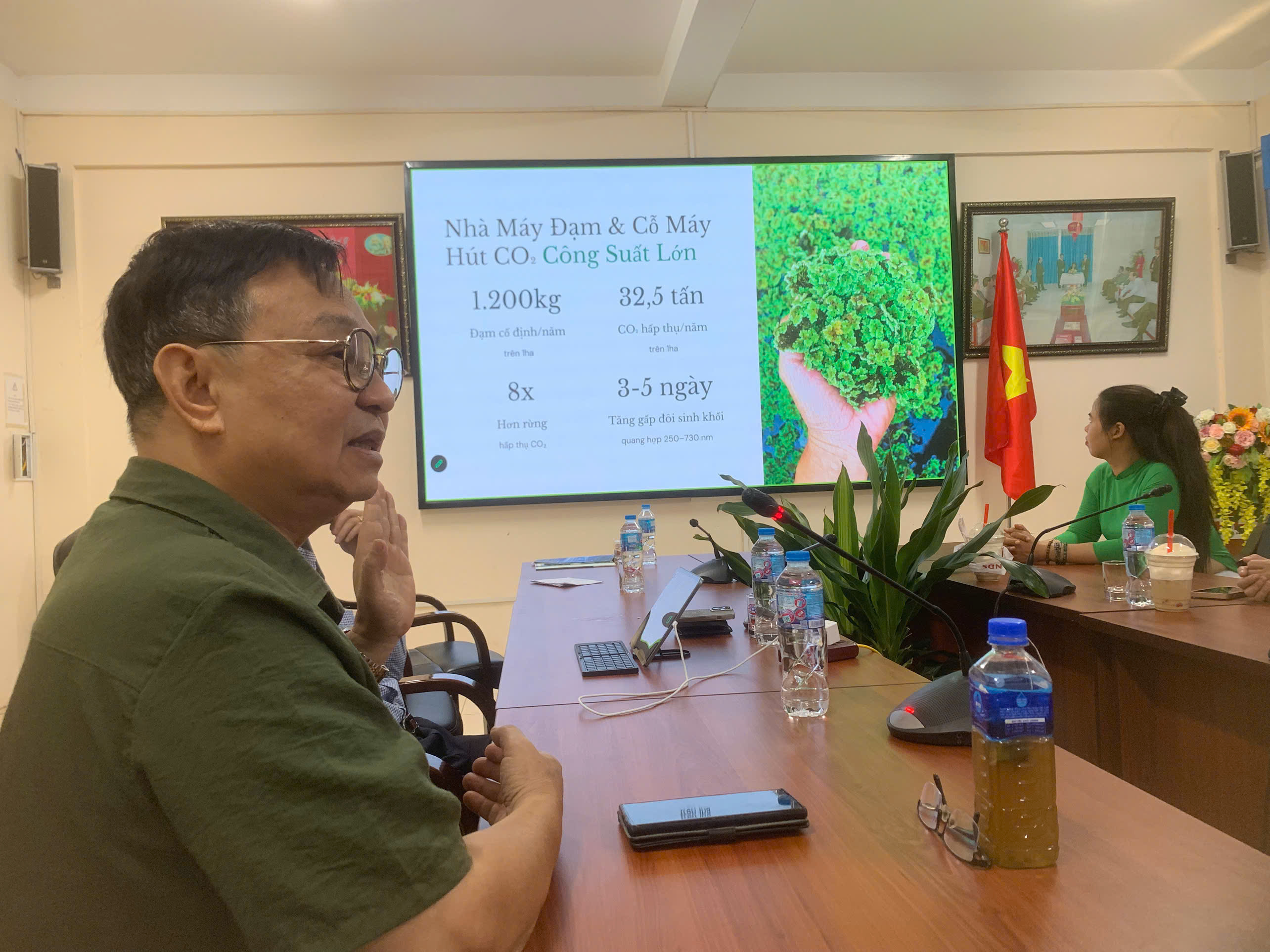 TS. Phạm Gia Minh chia sẻ chuyên đề "Bèo hoa dâu - kho báu hữu cơ của nông nghiệp Việt Nam" tại hội thảo. 