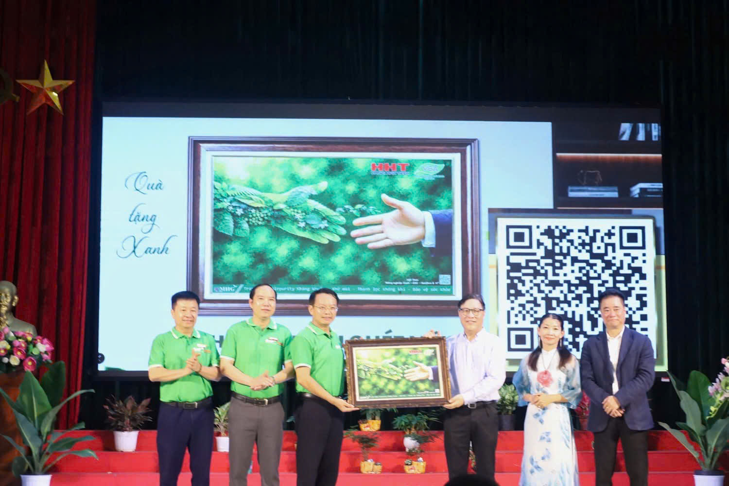 Quà tặng xanh giữa trường Ban Giám hiệu trường CĐ Công nghệ cao Hà Nội và Ban lãnh đạo Hiệp hội Chuyển đổi xanh Việt Nam.