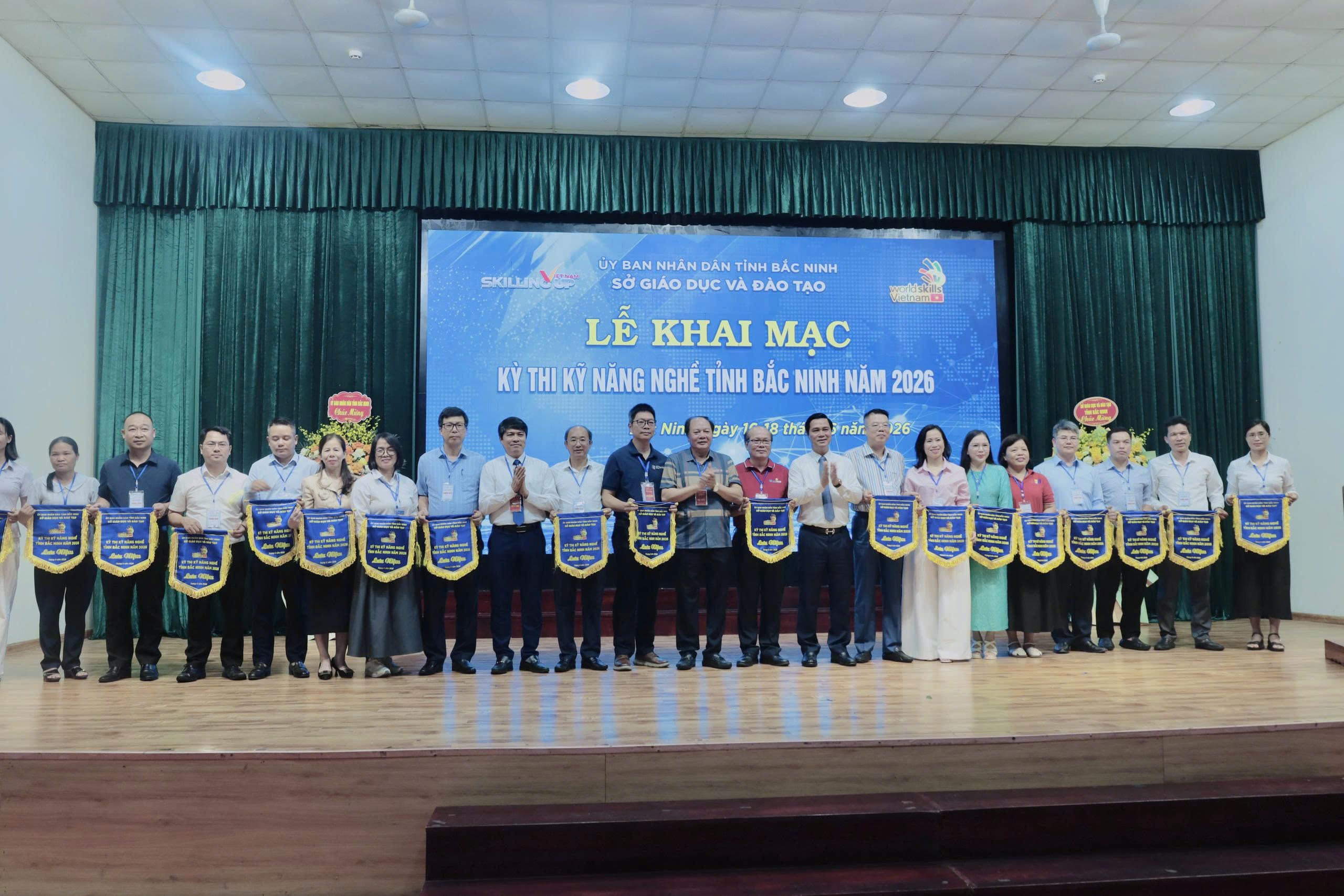 BTC trao cờ cho đại diện các đơn vị tham dự kỳ thi kỹ năng nghề tỉnh Bắc Ninh - 2026.