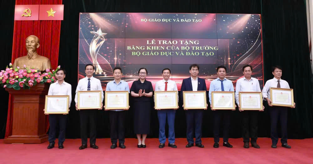 Ông Nguyễn Văn Mễ - Phó Hiệu trưởng BCI (thứ hai từ trái sang phải) cùng các tập thể nhận Bằng khen từ Thứ trưởng Bộ Giáo dục và Đào tạo Nguyễn Thị Quyên Thanh. 