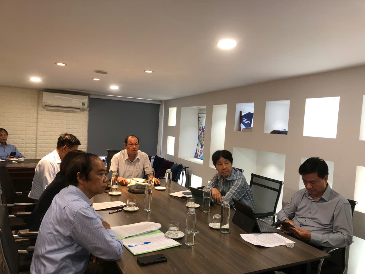 TS. Phan Sỹ Nghĩa, Phó Chủ tịch, Tổng Thư ký Hiệp hội Giáo dục nghề nghiệp Việt Nam (giữa) đánh giá thành tựu Hiệp hội trong 6 tháng năm 2026 tại hội nghị.