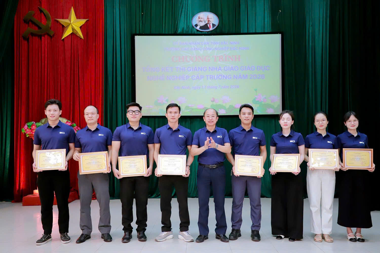 Ban Giám hiệu nhà trường trao Bằng khen cho các giảng viên đạt thành tích tại hội giảng.