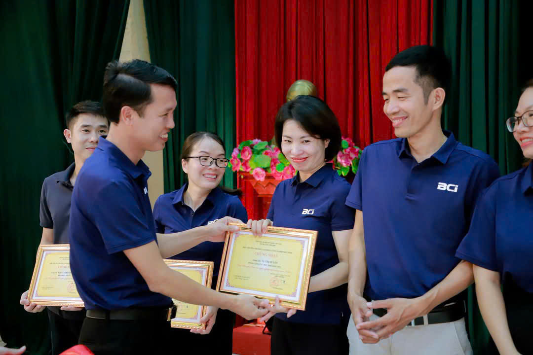 TS.Vũ Quang Khuê, Hiệu trưởng BCI giấy chứng nhận cho các giảng viên tại hội giảng.