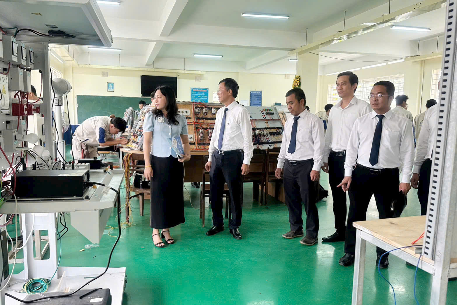 Lãnh đạo 2 trường tham quan xưởng thực hành tại BCTech