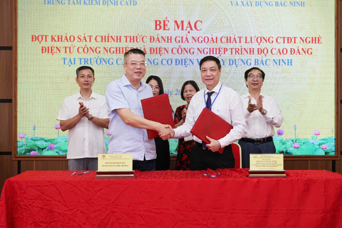 NGƯT.TS Nguyễn Quốc Huy, Hiệu trưởng BCEC và đại diện lãnh đạo đoàn đánh giá ngoài ký kết biên bản khảo sát đánh giá ngoài.