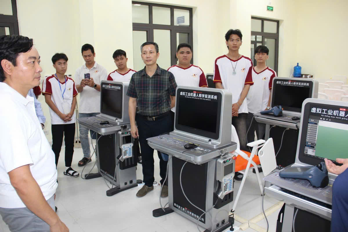 Sinh viên BCEC học nghề trên các thiết bị công nghệ số hóa.