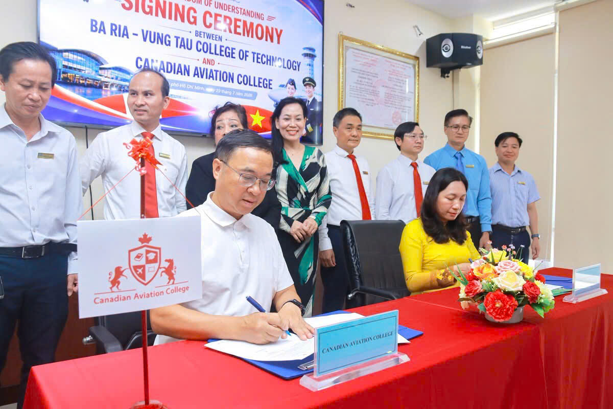 TS.Trương Huỳnh Như ( phải) cùng đại diện đối tác Canadian Aviation College ký kết biên bản hợp tác 