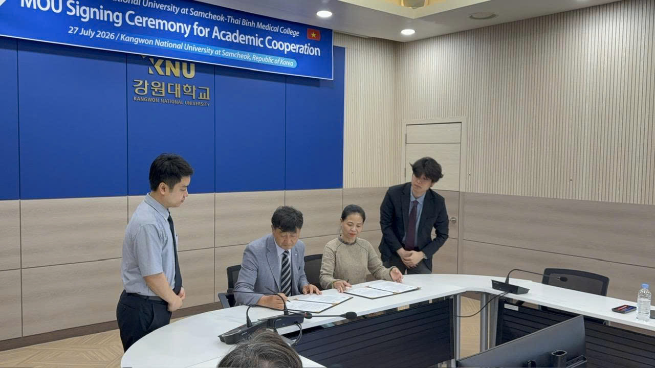 Đại diện ký kết là TS. Nguyễn Thị Thu Dung, Hiệu trưởng Trường Cao đẳng Y tế Thái Bình và ông Jeong Jaeyeon, Hiệu trưởng Đại học Quốc gia Kangwon.