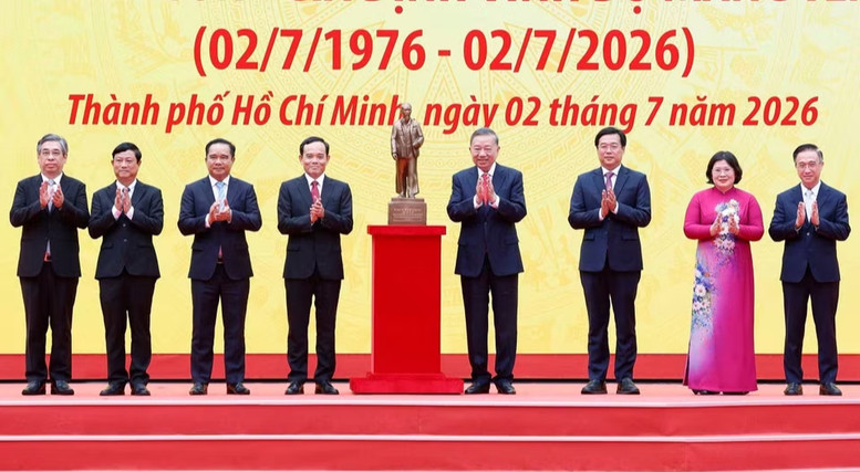 Tổng Bí thư, Chủ tịch nước Tô Lâm trao bức tượng Chủ tịch Hồ Chí Minh tặng Đảng bộ, chính quyền và nhân dân Thành phố Hồ Chí Minh - Ảnh: TTXVN