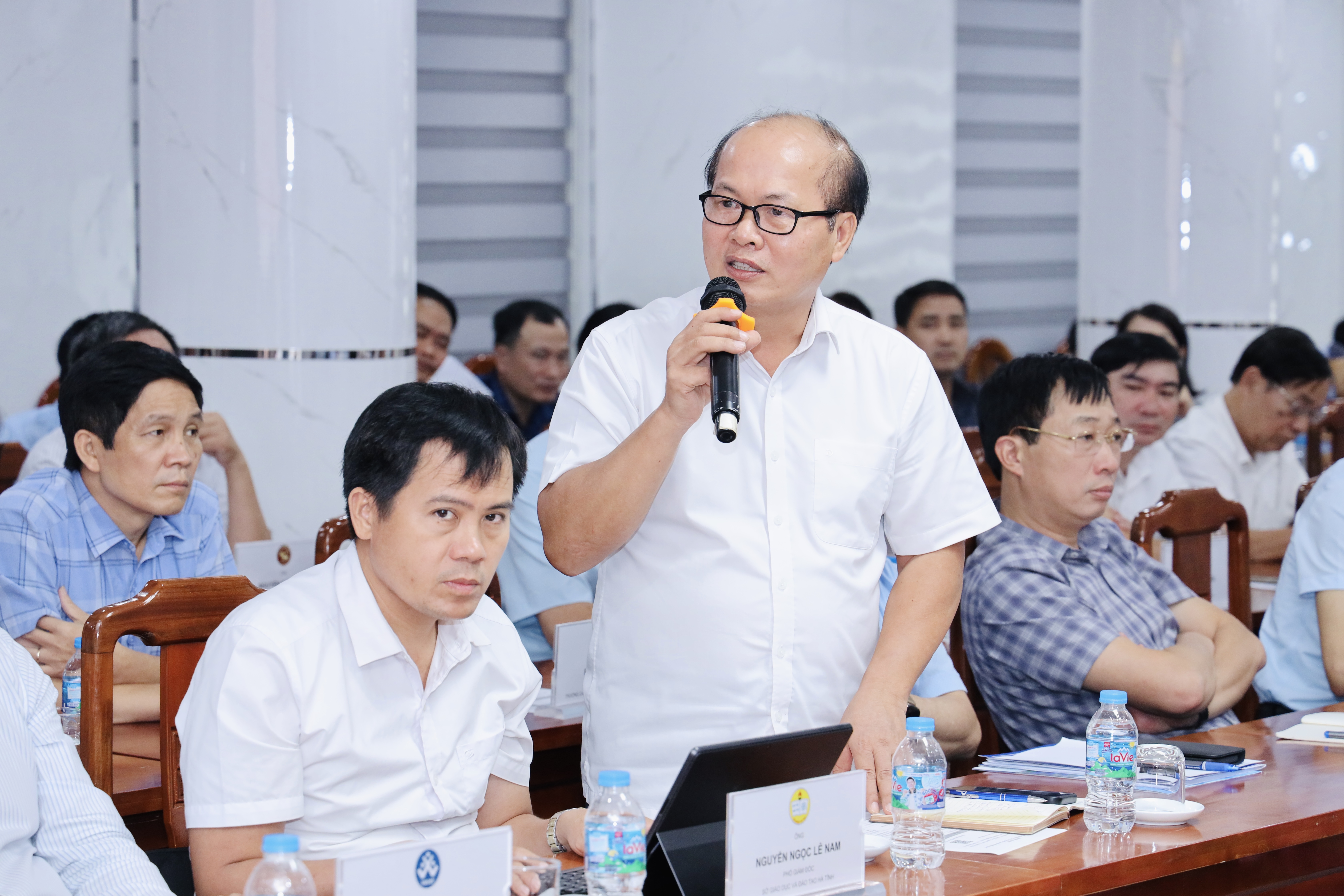 Ông Nguyễn Công Thông, Hiệu trưởng CĐ Công nghệ Việt - Hàn Bắc Giang phát biểu tại hội nghị.