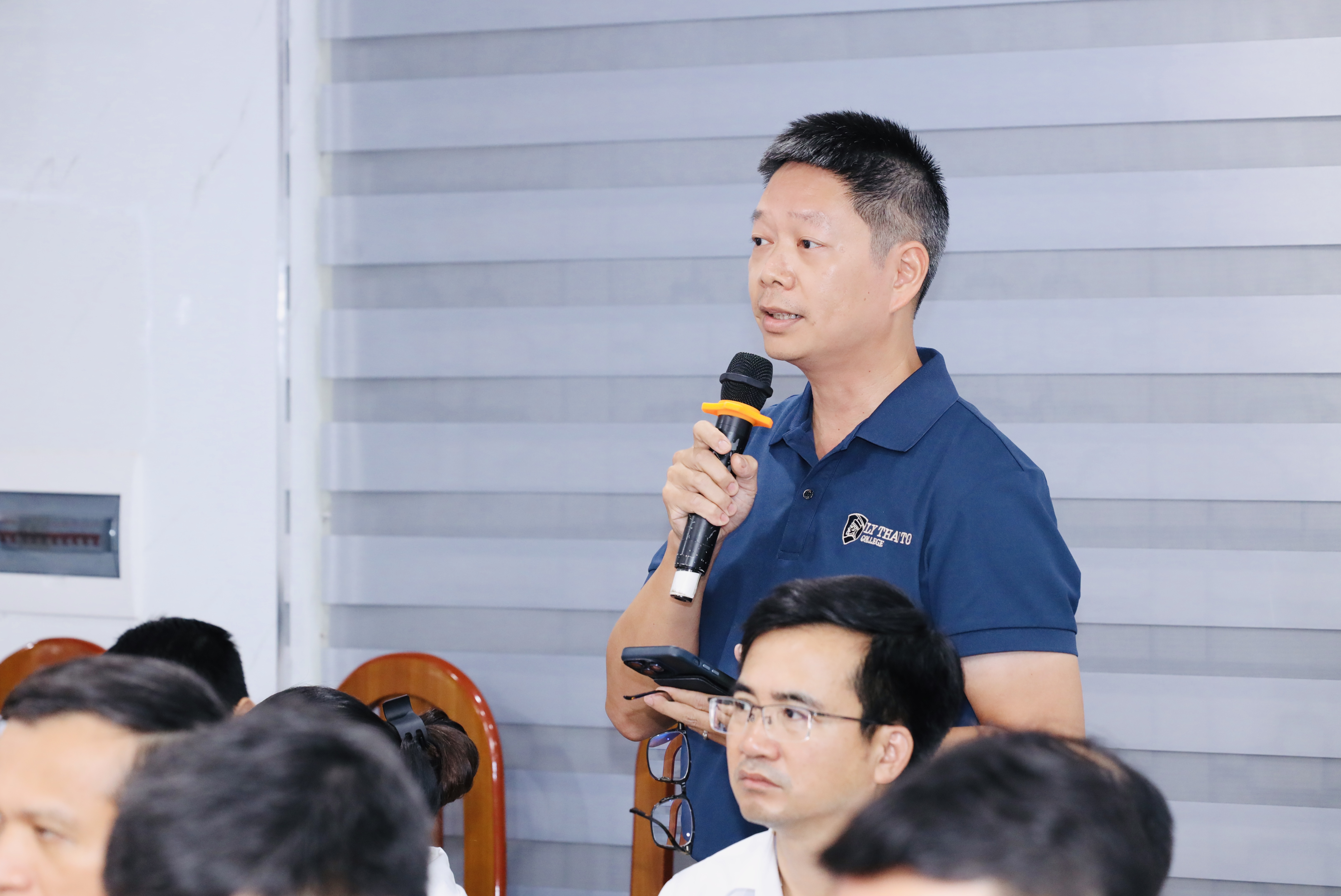 PGS.TS Nguyễn Tiến Đông, Hiệu trưởng Cao đẳng Lý Thái Tổ phát biểu tại hội nghị.