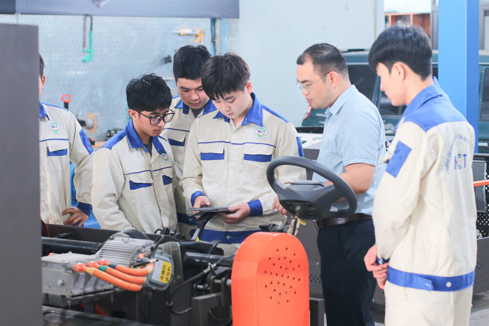Sinh viên ngành công nghệ ô tô
