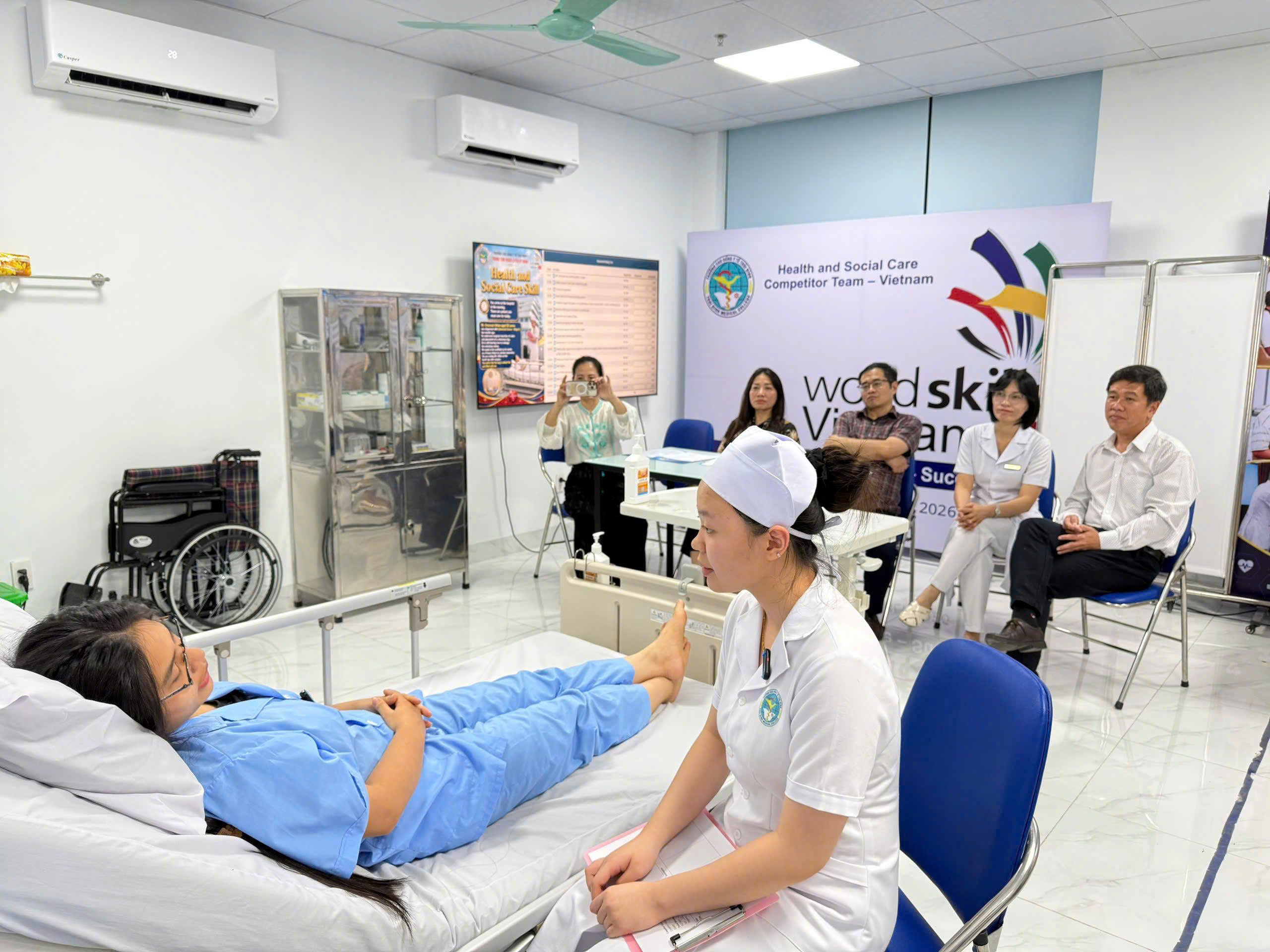 Kiểm tra công tác huấn luyện thí sinh tham gia kỳ thi Kỹ năng nghề thế giới lần thứ 48 tại Cao đẳng Y tế Thái Bình