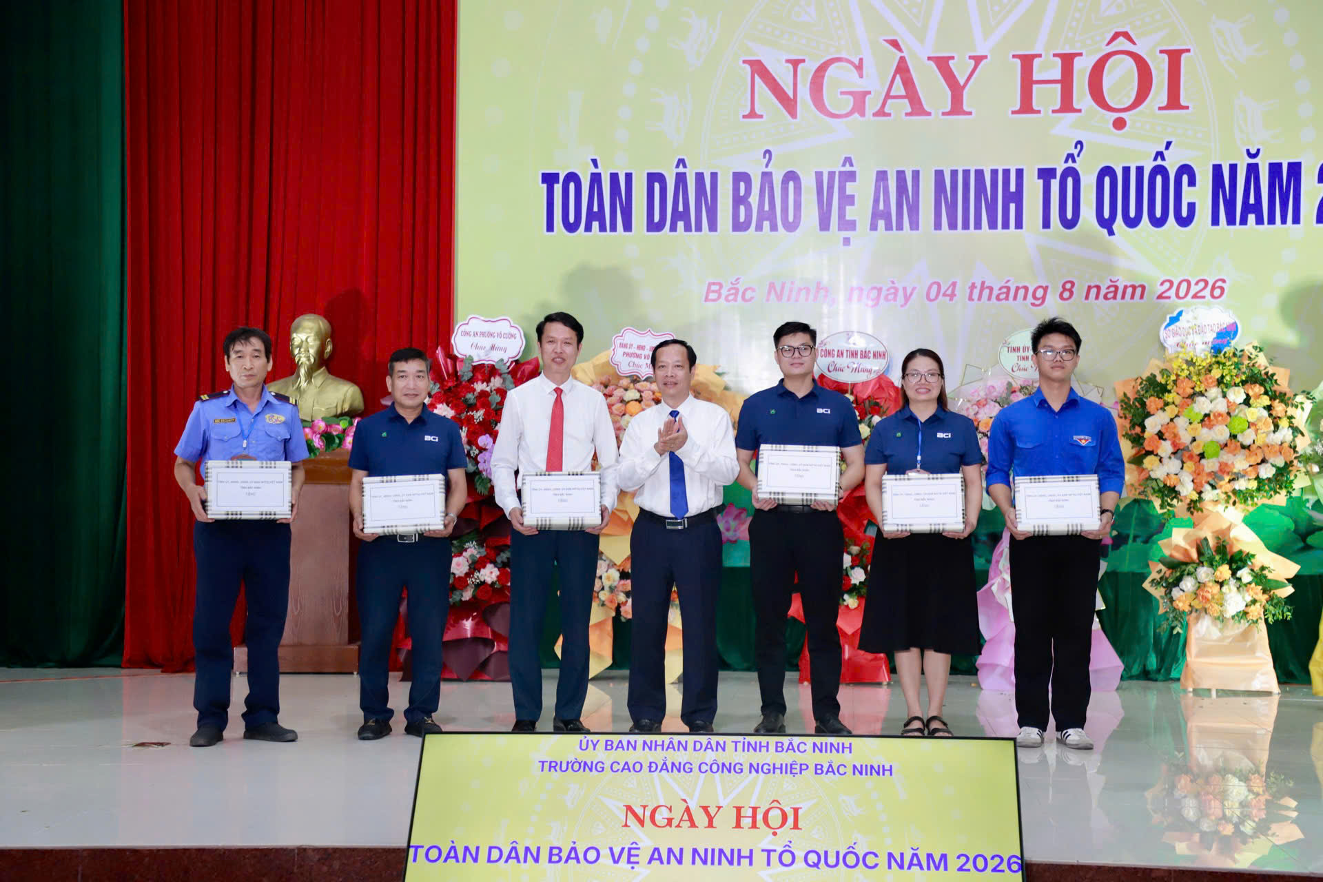 Các cá nhân tiêu biểu được lãnh đạo UBND tỉnh Bắc Ninh trao quà