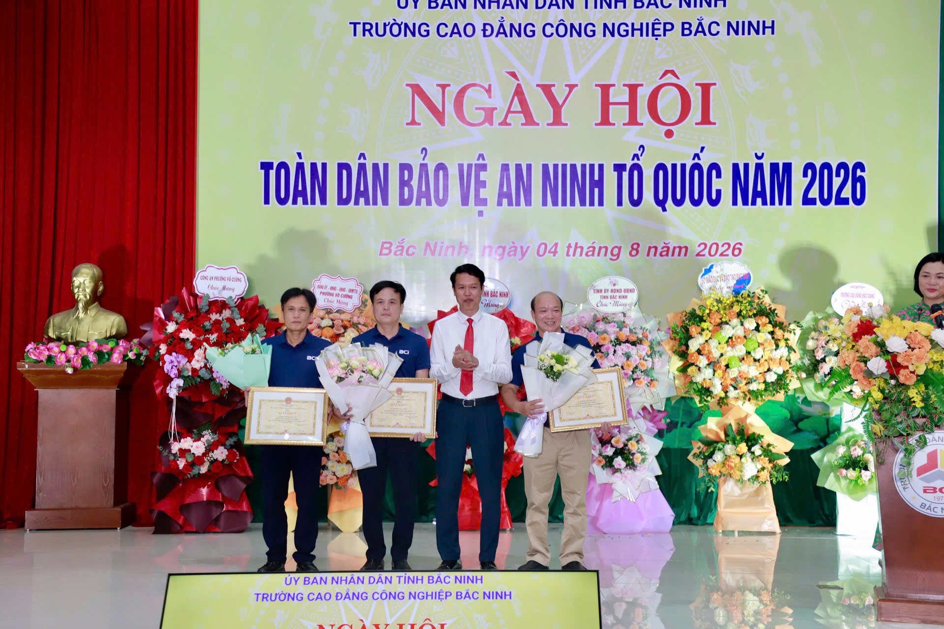 Ông Vũ Quang Khuê, Hiệu trưởng BCI tặng Giấy khen cho 3 cá nhân có thành tích trong phong trào