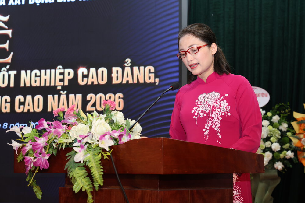 Giảng viên Cao Thị Tú báo cáo kết quả đào tạo khóa cao đẳng, cao đẳng chất lượng cao khóa 52 tại buổi lễ