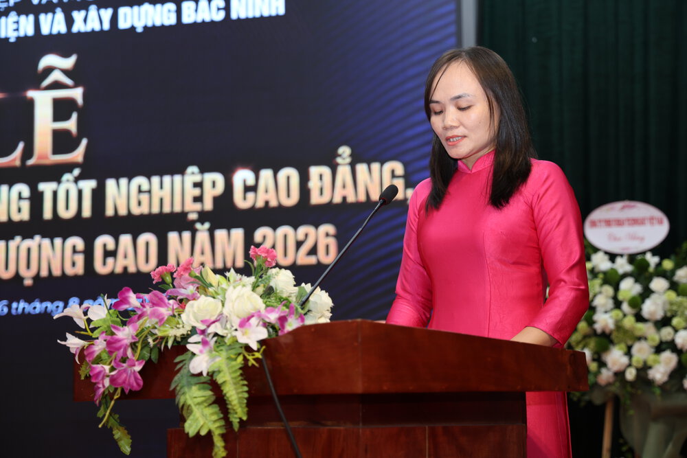 Cô Phạm Thị Thoan, giảng viên khoa Điện tử - đại diện đội ngũ giảng viên đánh giá quá trình đạo tạo, nhà trường không ngừng đổi mới nâng cao chất lượng đào tạo ở các ngành nghề. 