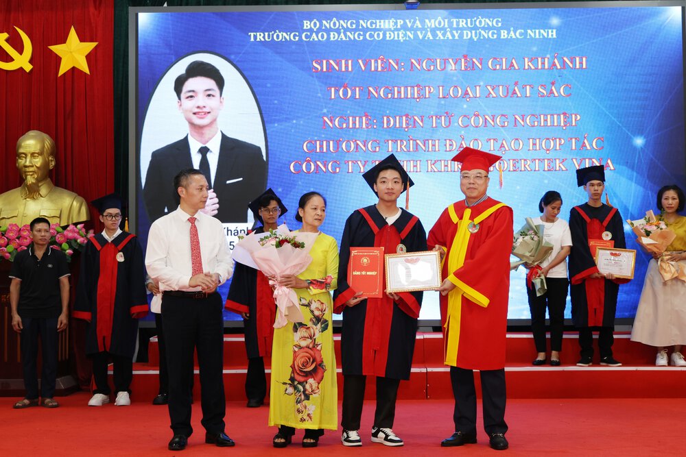 Nhiều bậc phụ huynh tới chúc mừng các tân kỹ sư thực hành và nhà trường. 