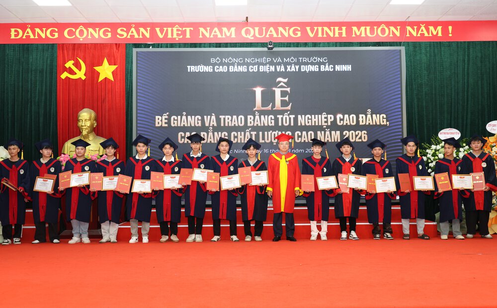 NGƯT.TS Nguyễn Quốc Huy, Bí thư Đảng ủy, Hiệu trưởng BCEC trao bằng tốt nghiệp cho các tân kỹ sư thực hành tại buổi lễ. 