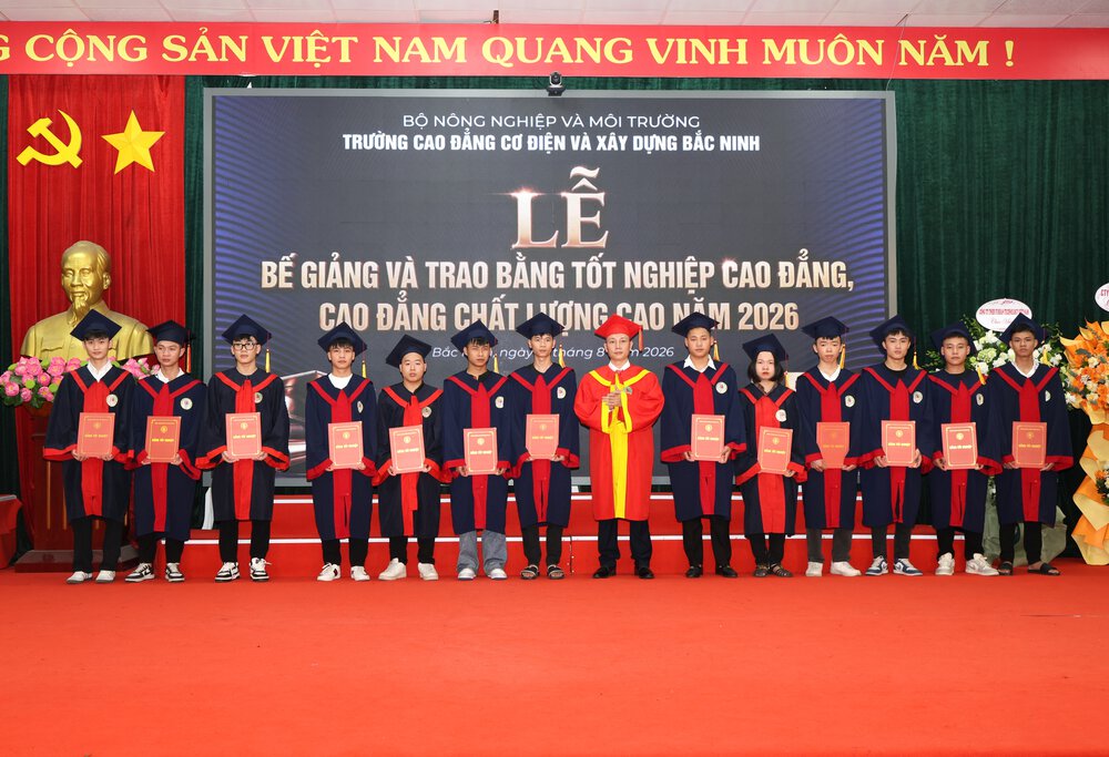 Ông Trương Văn Tâm, Phó Hiệu trưởng BCEC trao bằng tốt nghiệp cho các tân kỹ sư thực hành đạt tại buổi lễ. 