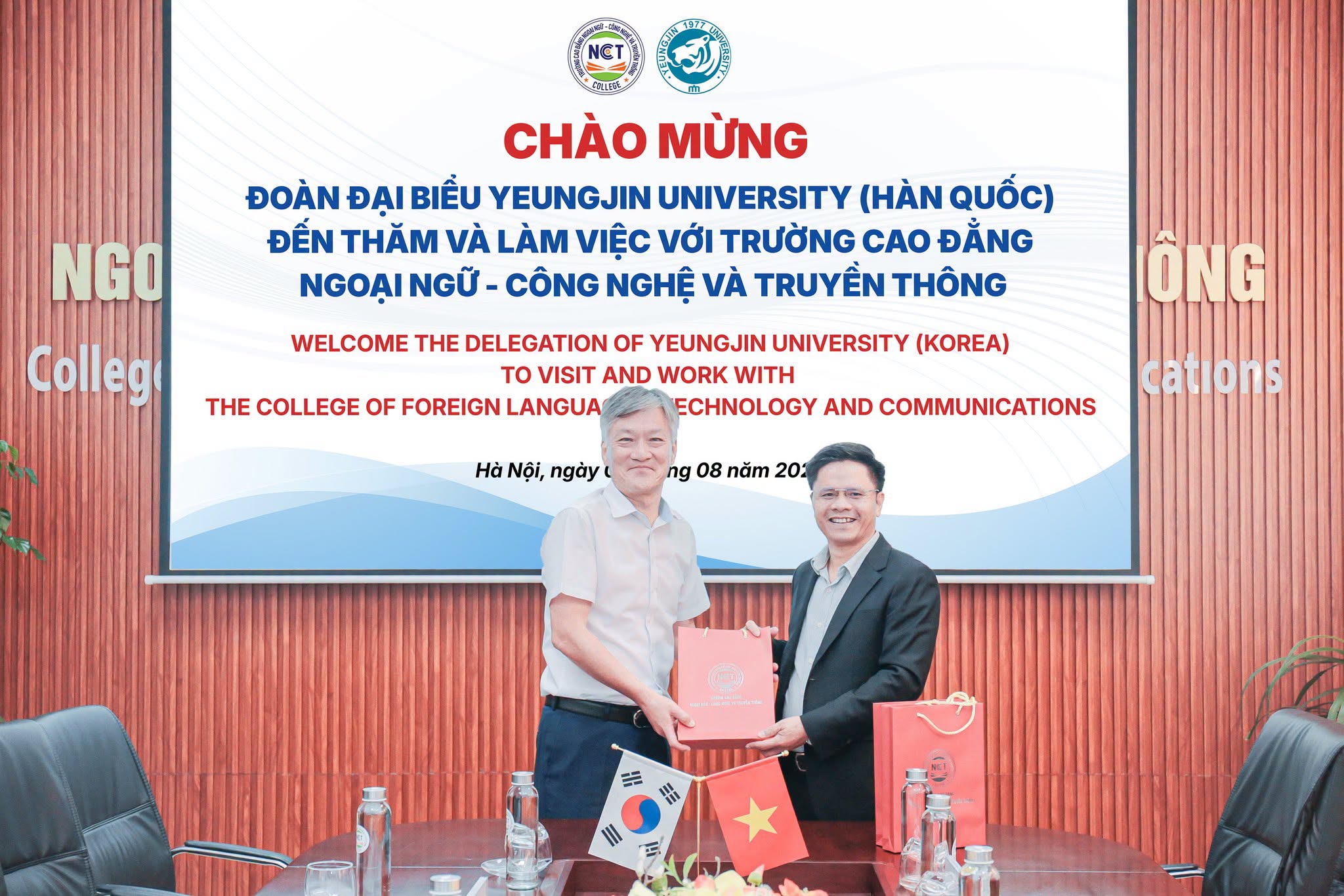 TS. Nguyễn Xuân Sang, Hiệu trưởng CĐ Ngoại ngữ - Công nghệ và Truyền thông (phải) và đối tác quốc tế.