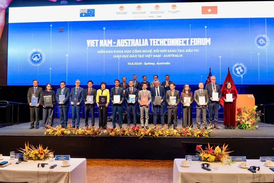 TS. Vũ Quang Khuê (thứ bảy từ trái vào) cùng các đối tác tại Diễn đàn Khoa học Công nghệ, đổi mới, sáng tạo đầu tư giáo dục đào tạo Việt Nam - Australia